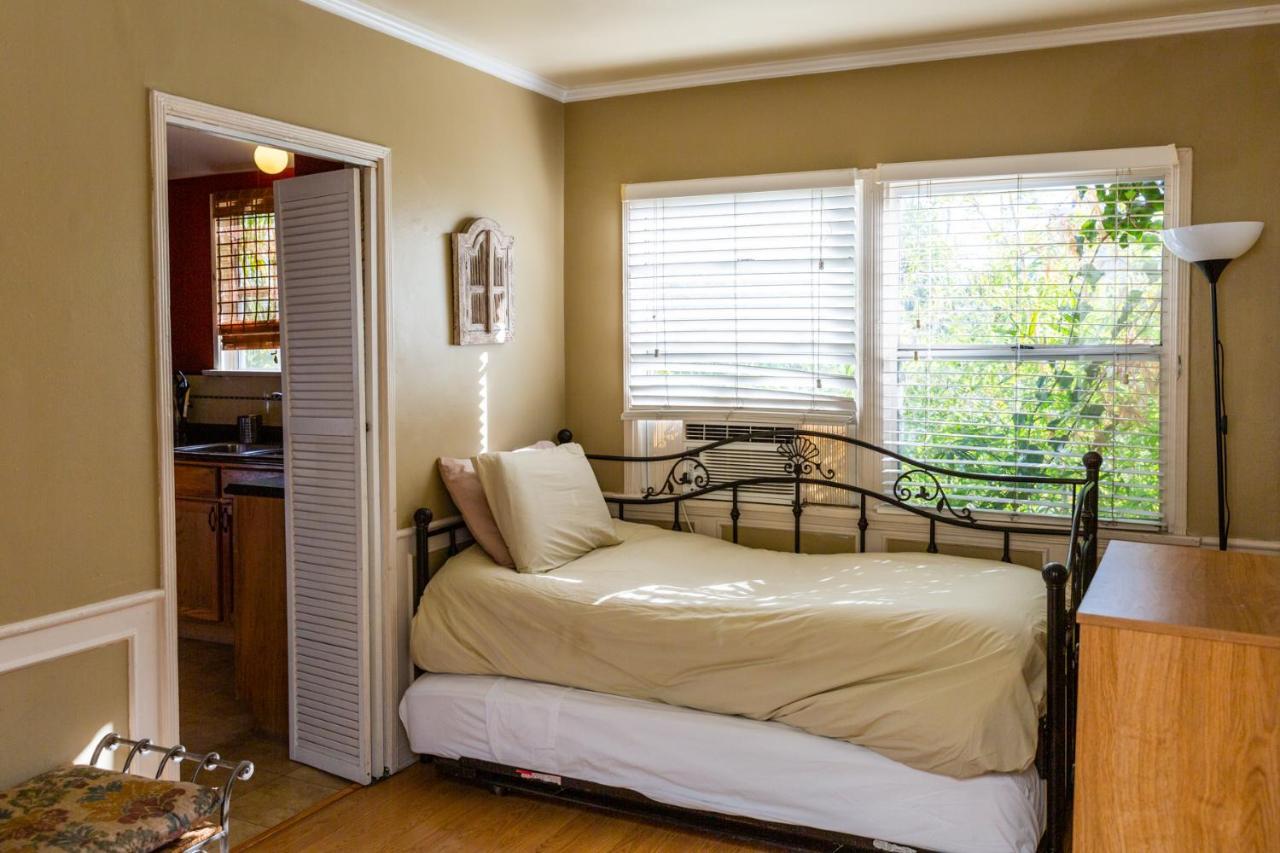 Hollywood Hills Suites Лос Анджелис Екстериор снимка
